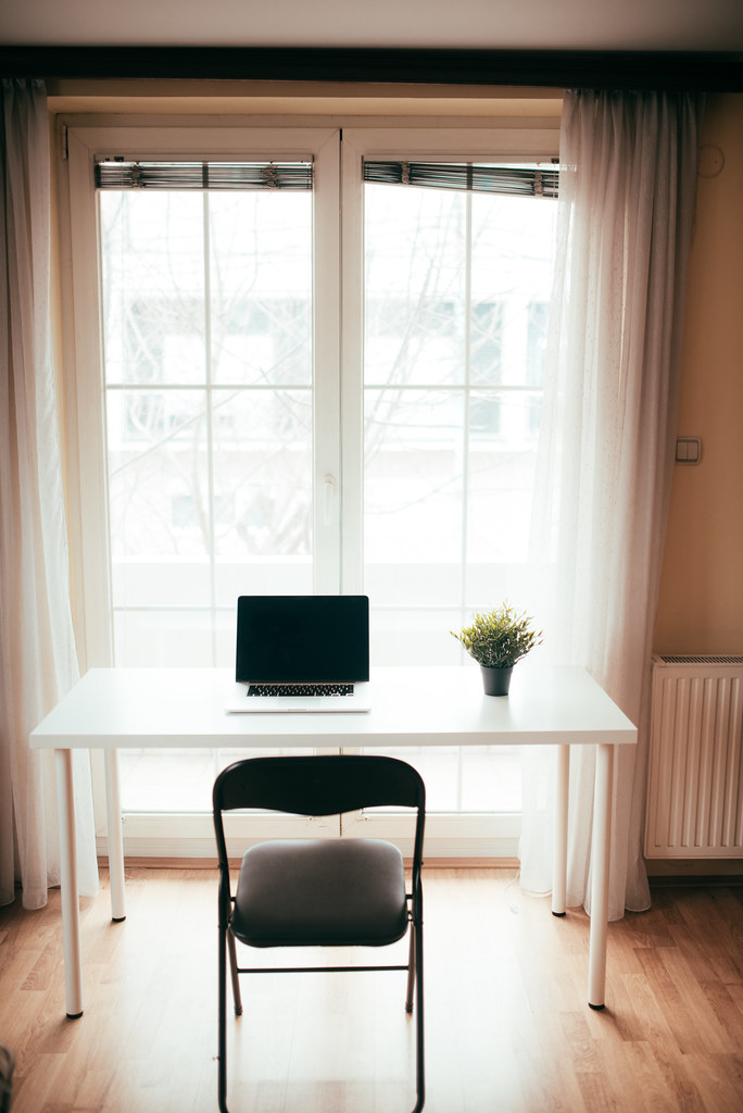 Escritorio junto a la ventana, ambiente calmo