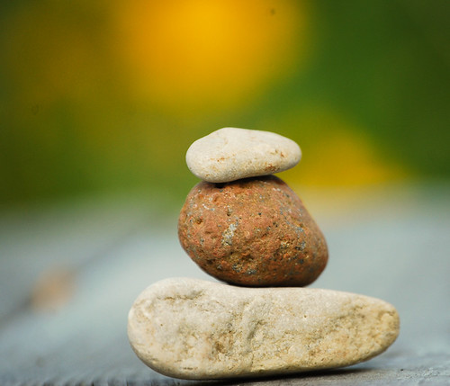 Piedras apiladas en equilibrio, detalle zen